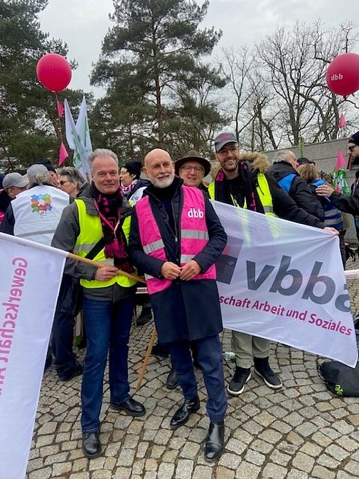 vbba Mitglieder mit Volker Geyer vor den Demonstrierenden in Potsdam.