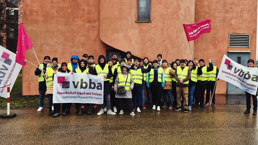 Die Teilnehmenden am Warnstreik in Trier.