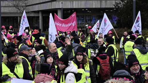 Die Streikenden vor der Zentrale