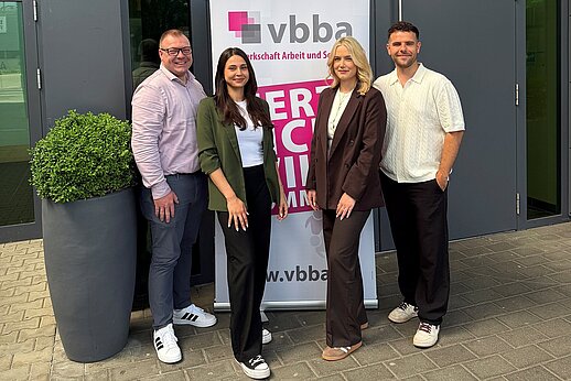 Die neuen vier Vertreter der Bundesjugendleitung vor dem Aufsteller der vbba.