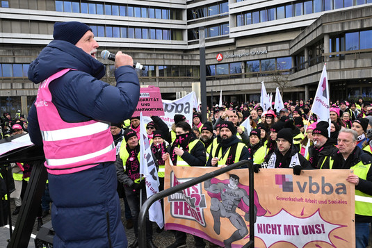 Volker Geyer spricht zu den Teilnehmenden der Streikaktion in Nürnberg.