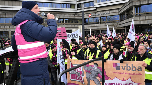 Volker Geyer spricht zu den Teilnehmenden der Streikaktion in Nürnberg.