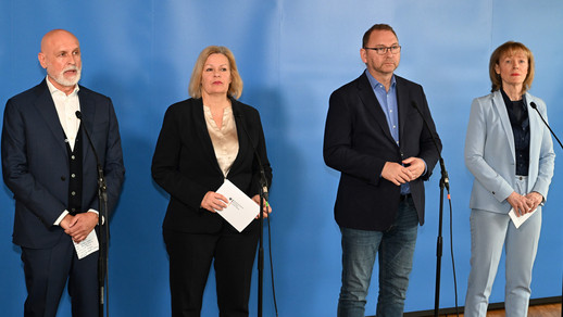 Volker Geyer, Nancy Faeser, Frank Werneke und Karin Welge bei der abschließenden Pressekonferenz.
