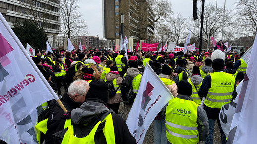 Die Streikenden vor der Zentrale