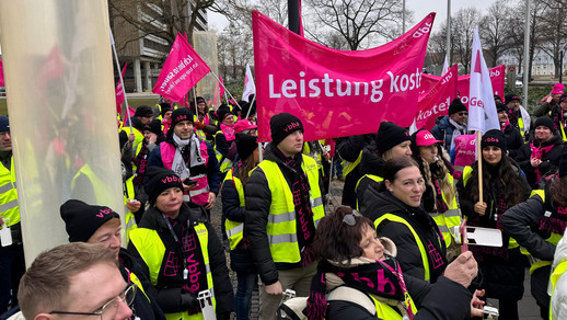 Die Streikenden vor der Zentrale