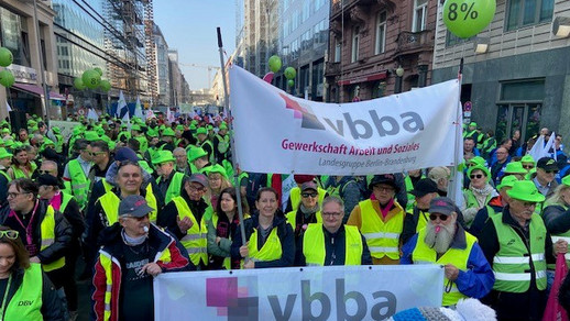Die Streikteilnehmer der vbba in Berlin mit großen vbba Bannern.
