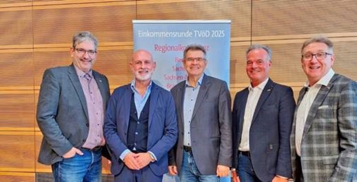 v.l.n.r Roland König (Sachsen), Volker Geyer (Fachvorstand Tarifpolitik), Waldemar Dombrowski (Fachvorstand Beamtenpolitik), Karsten Staß und Manfred Feit (Berlin)