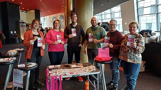Personalversammlung im Jobcenter Leipzig am 25.03.2026 6 vbba-Mitglieder stehen hinter einem Tisch mit vbba-Werbemitteln