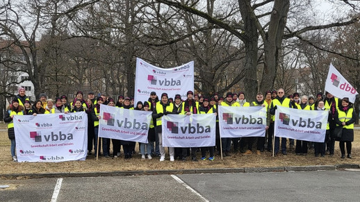 Gruppenfoto der Streikteilnehmenden mit Bannern