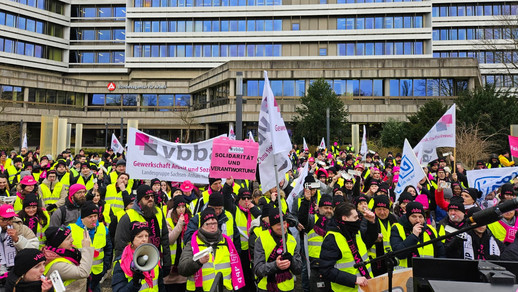 Die Streikenden vor der Zentrale