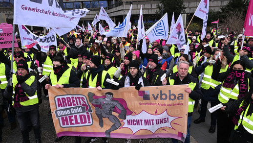 Die Teilnehmenden der Streikaktion mit Fahnen und Bannern.