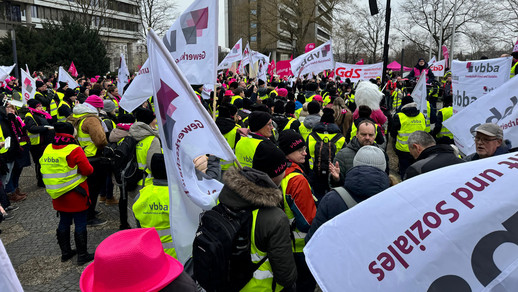 Die Streikenden vor der Zentrale