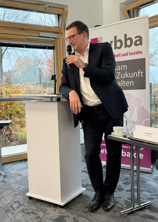 Volker Zeuner am Rednerpult mit Mikro in der Hand.