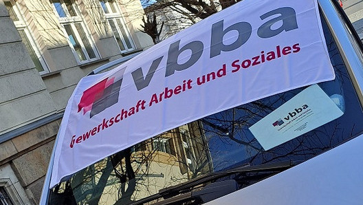 Auto mit vbba-Transparent