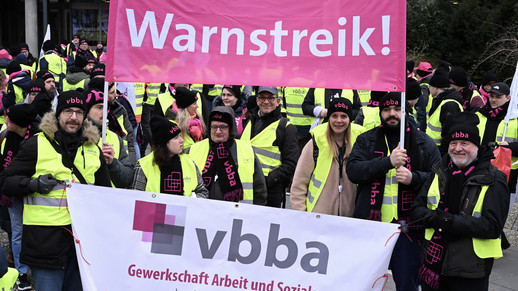 Die Streikenden mit Bannern