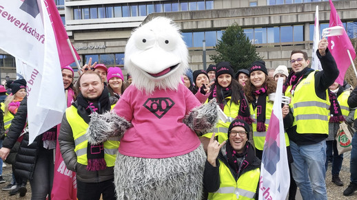 Die Streikteilnehmenden und das dbb Maskottchen "Horst"