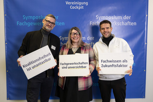 Die Teilnehmenden der vbba mit den Schildern in der Hand "Koalitionsfreiheit ist unantastbar", "Fachgewerkschaften sind unverzichtbar" und "Fachwissen als Zukunftsfaktor"