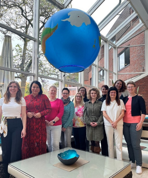 Milanie Kreutz im Kreis der Teilnehmerinnen des Mentoringprogramms