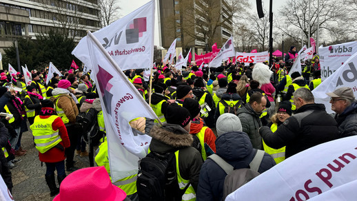 Die Streikenden vor der Zentrale