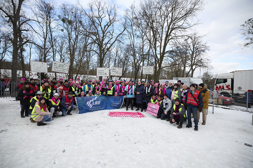 Die Gewerkschaften stehen solidarisch zusammen beim Auftakt der zweiten Verhandlungsrunde.