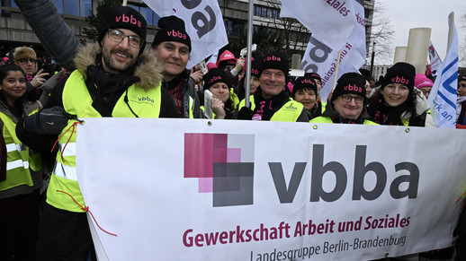 Die Landesgruppe Berlin Brandenburg vor der Zentrale