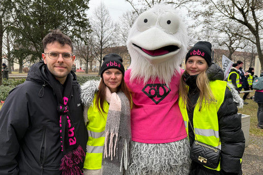Die Mitglieder der Bundesjugendleitung beim Streik in Nürnberg mit dem Maskottchen des dbb