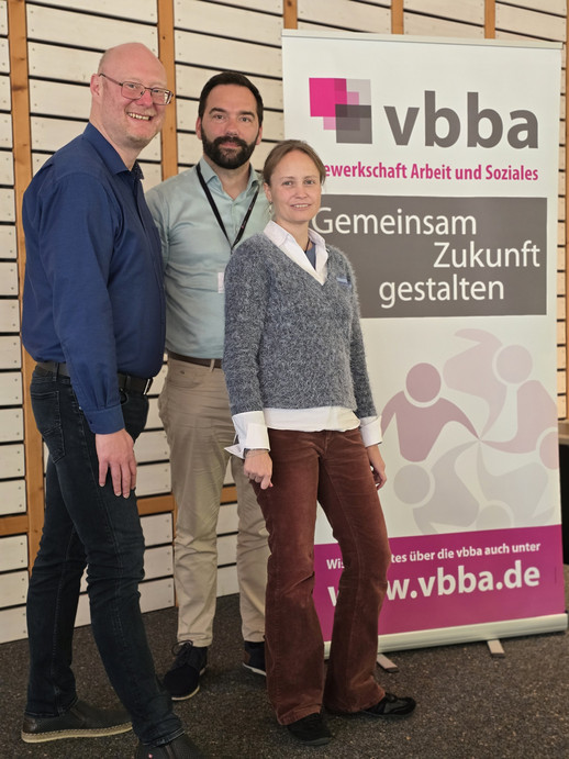 Gruppenbil unserer Teilnehmer vor einem Aufsteller der Veranstaltung