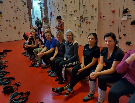 Teilnehmer des Zwickauer Events am 07.11.2025 beim Bouldern auf einer Bank in der Kletterhalle