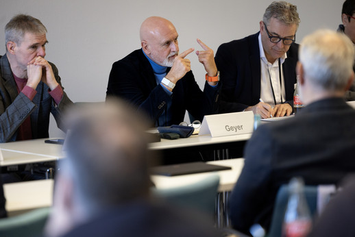 Gespräche zur zweiten Verhandlungsrunde - in der Mitte Volker Geyer.