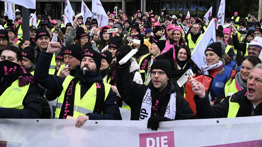 Die Streikenden vor der Zentrale