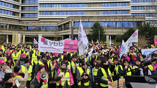 Die Streikteilnehmenden vor der Zentrale
