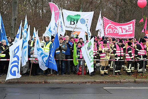 Teilnehmer von verschiedenen Gewerkschaften mit Bannern und Fahnen.