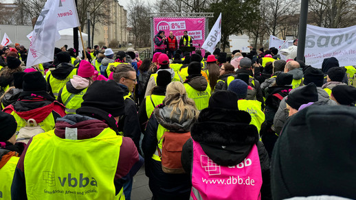 Die Streikenden vor der Zentrale