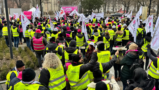 Die Streikenden vor der Rednerbühne