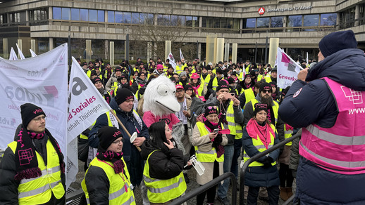 Die Streikenden vor der Zentrale