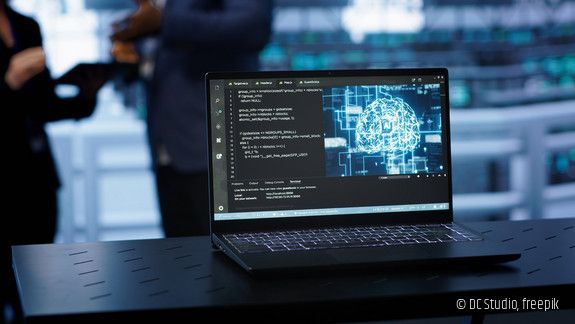Nahaufnahme eines Notebooks mit KI-Algorithmen für maschinelles Lernen