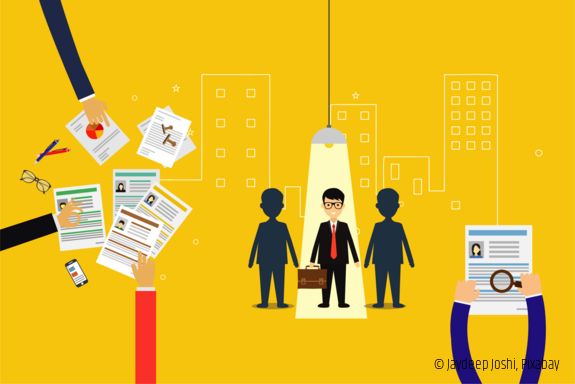 Grafische Darstellung mit Händen, die Zettel halten und im Mittelpunkt eine Person im Rampenlicht